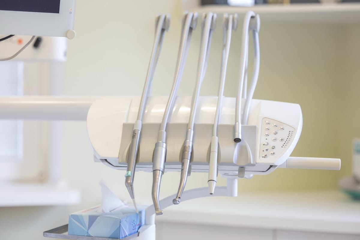 Narzędzia stomatologiczne przy fotelu zabiegowym w Przyjaznej Stomatologii