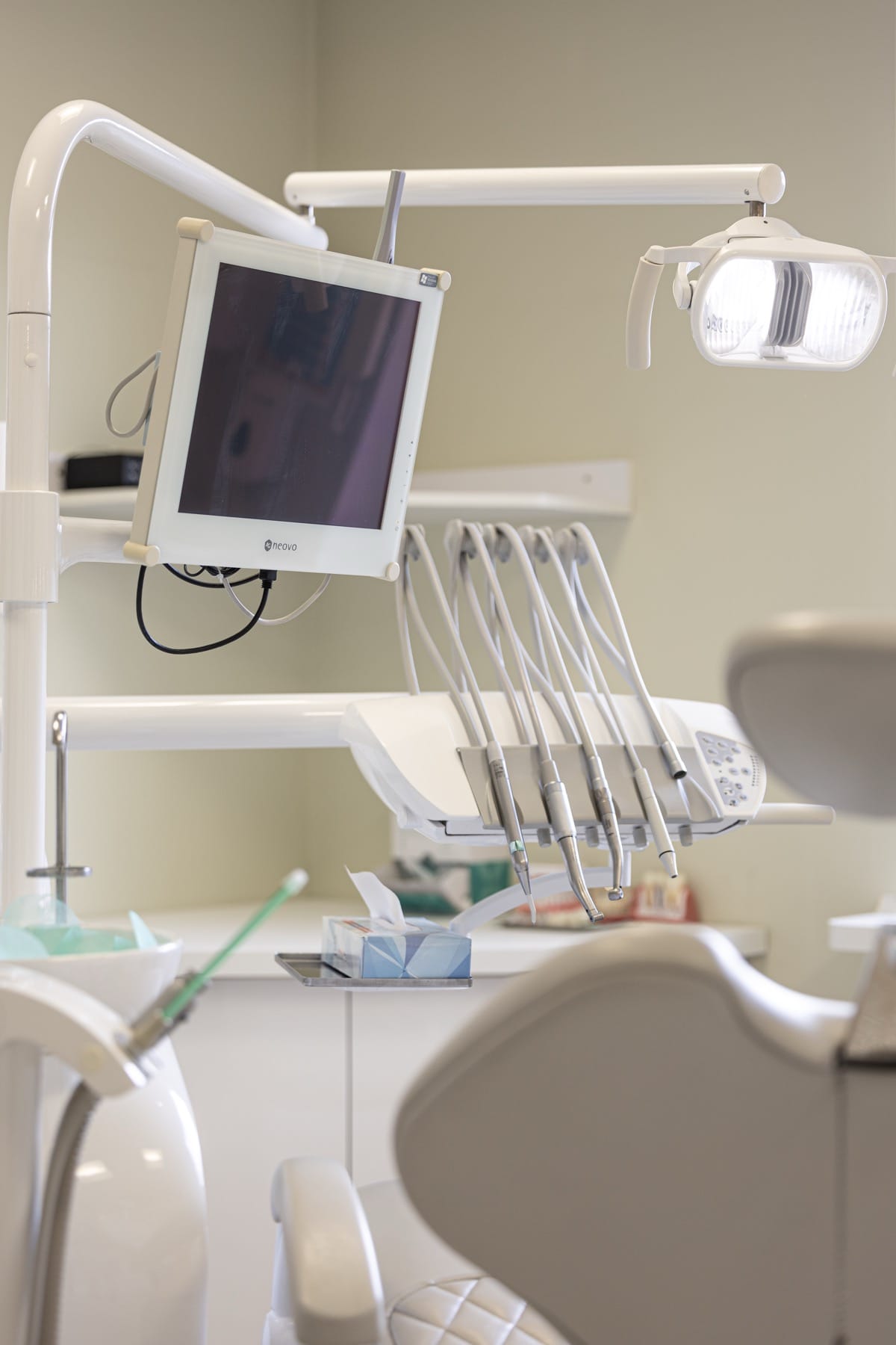 Fotel stomatologiczny i monitor w gabinecie Przyjaznej Stomatologii